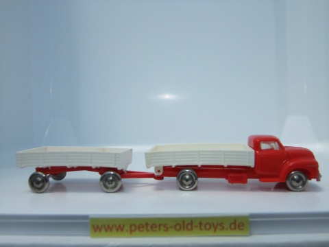 Blinker auf den Kotflügeln, Ausführung Fahrerhaus und Chassis in rot, Anhänger mit rotem Fahrgestell
